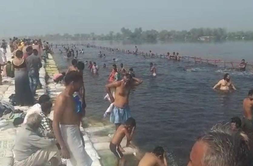 mathura.jpg Vrindavan Kumbh 2021: वैष्णव कुंभ में उमड़ा श्रद्धा का सैलाब, हजारों ने लगाई आस्था की डुबकी