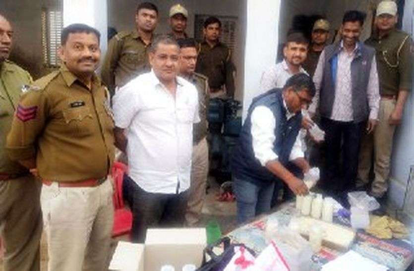 मिलावटी कलाकंद बनाने की फैक्ट्री पकड़ी, साढ़े सात क्विंटल मिष्ठान बरामद,जांच के लिए सैम्पल भरे मिलावटी कलाकंद बनाने की फैक्ट्री पकड़ी, साढ़े सात क्विंटल मिष्ठान बरामद,जांच के लिए सैम्पल भरे