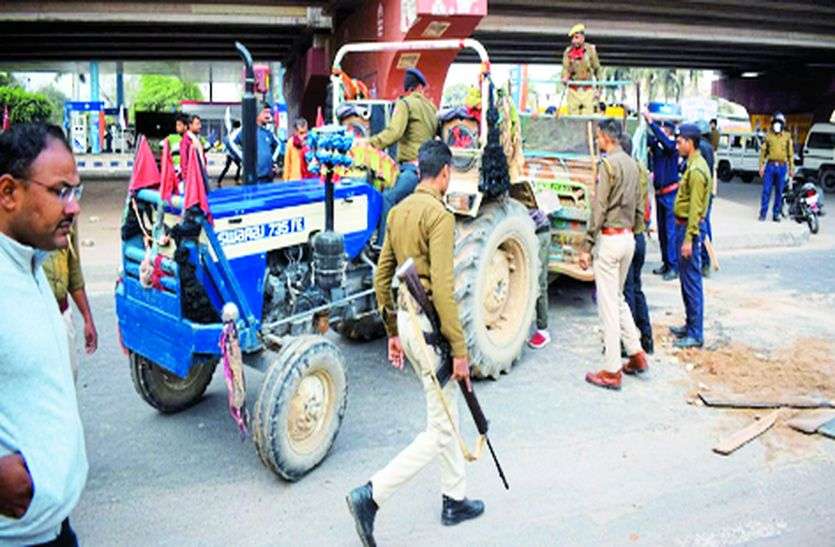 अनियंत्रित रफ्तार से पलटा ट्रेक्टर , चालक फरार अनियंत्रित रफ्तार से पलटा ट्रेक्टर , चालक फरार