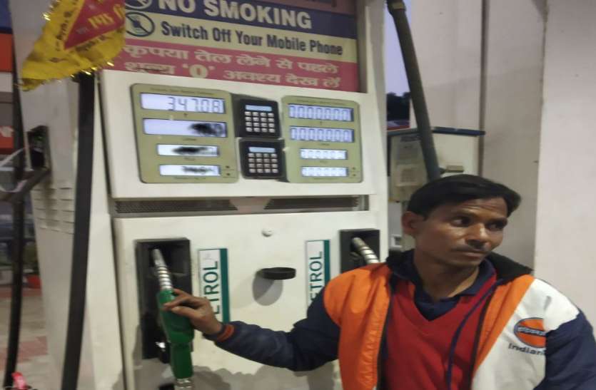 यूपी के लिए भी सुबह 6 बजे का समय है खतरनाक, जानिए पेट्रोल-डीजल का आज का रेट यूपी के लिए भी सुबह 6 बजे का समय है खतरनाक, जानिए पेट्रोल-डीजल का आज का रेट