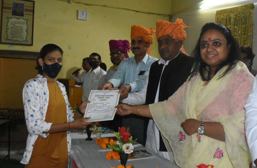 गार्गी पुरस्कार पाकर बालिकाओं के खिले चेहरे गार्गी पुरस्कार पाकर बालिकाओं के खिले चेहरे