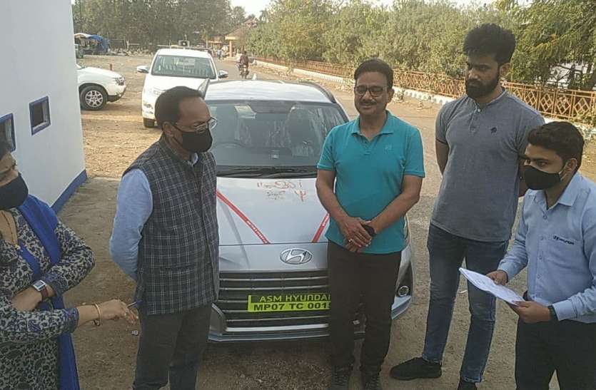 मेले में पहले दिन हुए 48 वाहनों के रजिस्ट्रेशन, उज्जैन की साहिबा ने खरीदी पहली गाड़ी मेले में पहले दिन हुए 48 वाहनों के रजिस्ट्रेशन, उज्जैन की साहिबा ने खरीदी पहली गाड़ी