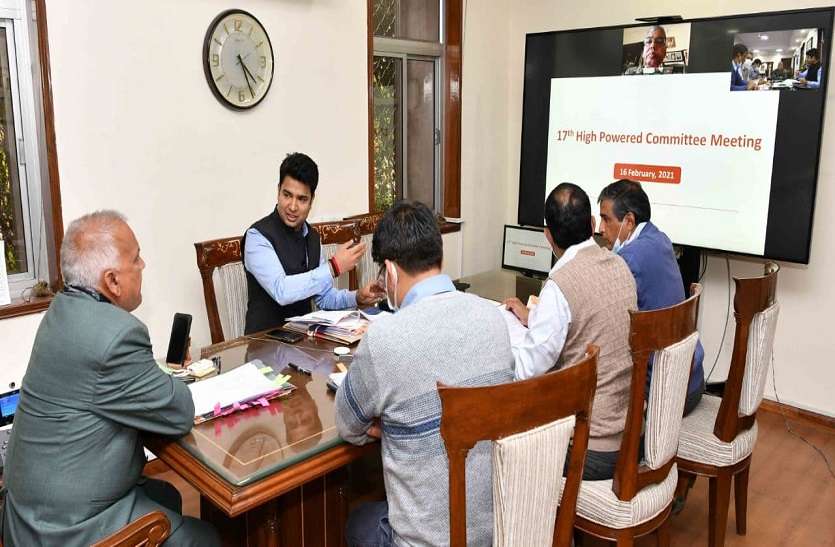 हाई पावर्ड कमेटी की बैठक में निर्देश देते सीएस। शहर से बाहर शिफ्ट होंगी पशु डेयरियां, सीएस ने दिखाई सख्ती
