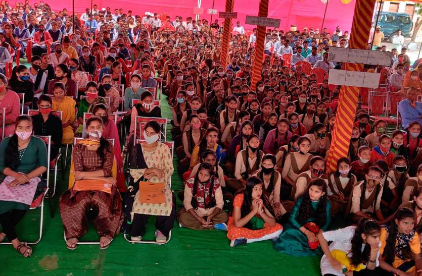 बालिका शिक्षा को बढ़ावा देने सरकार कर रही है प्रयास : मंत्री बालिका शिक्षा को बढ़ावा देने सरकार कर रही है प्रयास : मंत्री