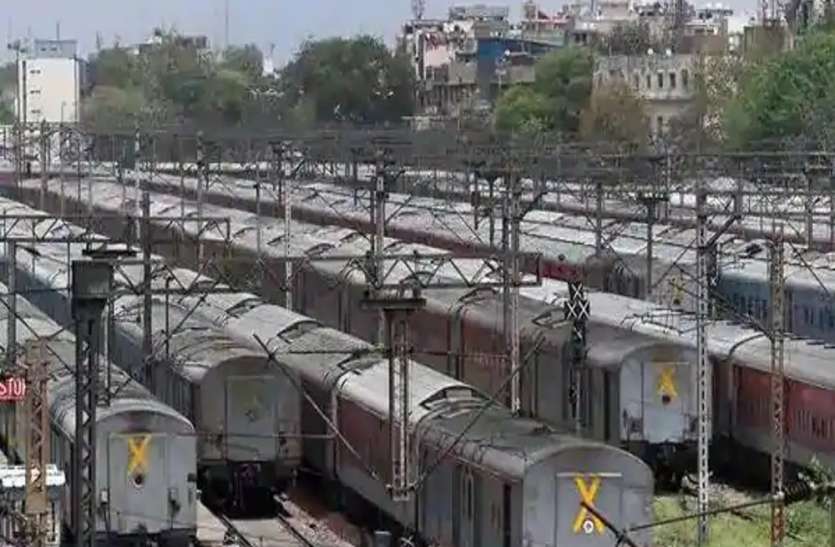 रेलवे ने आज से बंद की लखनऊ-प्रयागराज के बीच ये आठ स्पेशल ट्रेनें रेलवे ने आज से बंद की लखनऊ-प्रयागराज के बीच ये आठ स्पेशल ट्रेनें