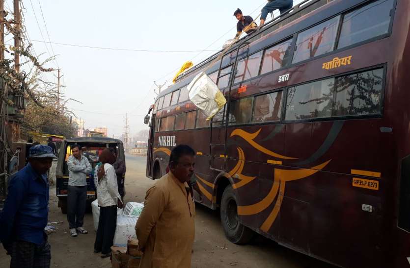 bus Operator loading overload parcel सीधी हादसे से सबक नहीं : 50 यात्रियों के मारे जाने के बाद भी नहीं जागे जिम्मेदार, ओवरलोड पार्सल लोढ़ कर रहे आपरेटर