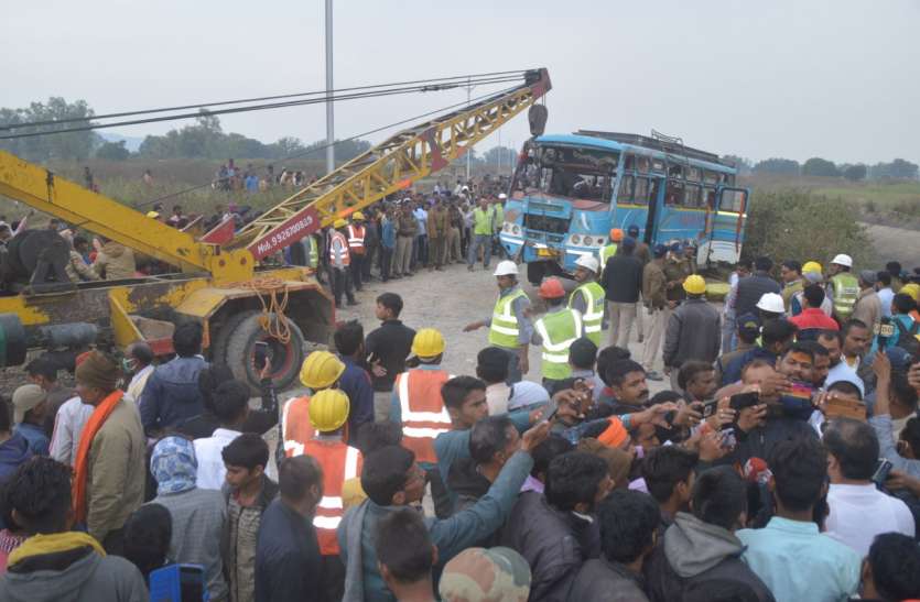 minister said on the bus accident - the guilty will not be spared बस हादसे पर मंत्री बोले-दोषी बख्शे नहीं जाएंगे, अभी पीडि़त परिवारों की रक्षा जरूरी