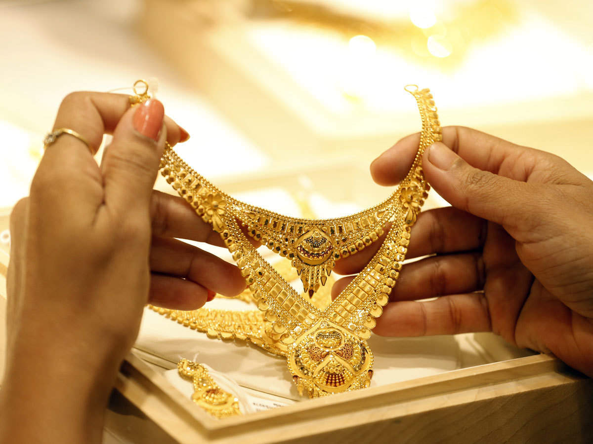 Even after gold is expensive, it is getting around Rs 10000 cheaper