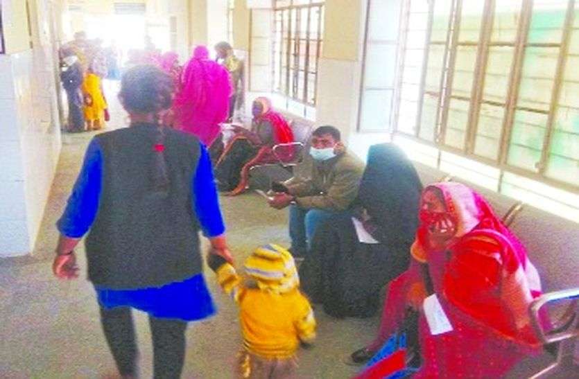 डॉक्टर मिलते नहीं, इलाज तो दूर की बात डॉक्टर मिलते नहीं, इलाज तो दूर की बात