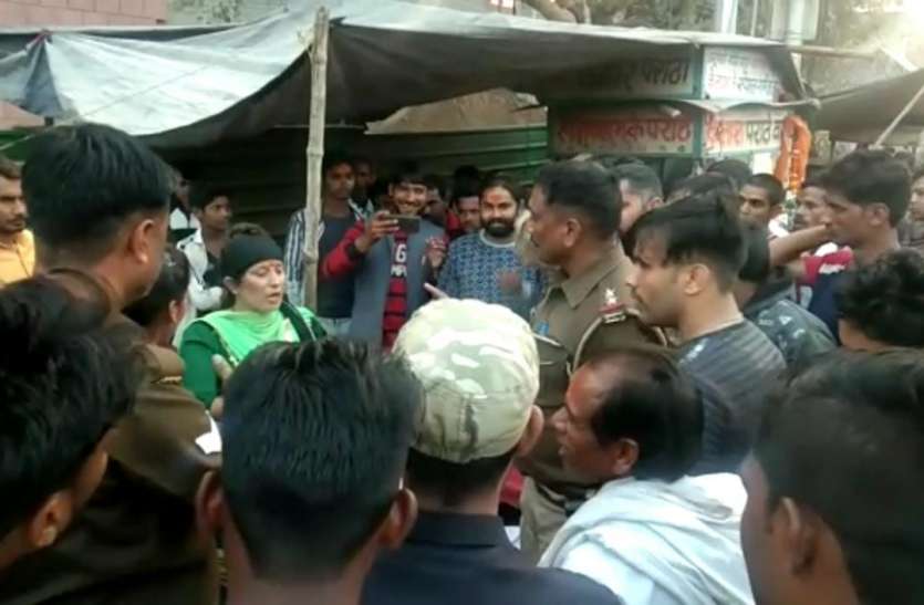 साधुभेषधारी महिला और पुलिस कर्मियों के बीच होती कहासुनी - फ़ोटो - पत्रिका न्यूज़ नेटवर्क साधुभेषधारी महिला पर लगा बस स्टैंड के समीप बैरियर पर तैनात पुलिस कर्मी से अभद्रता का आरोप