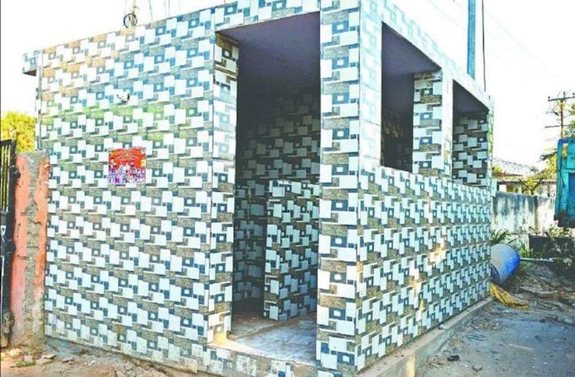 वाराणसी में खुला प्रदेश का पहला ट्रांसजेंडर शौचालय, किन्नर समाज के सलमान चौधरी को बनाया स्वच्छता दूत काशी में खुला प्रदेश का पहला ट्रांसजेंडर शौचालय, महापौर ने किया उद्घाटन, सलमान चौधरी को बनाया स्वच्छता दूत