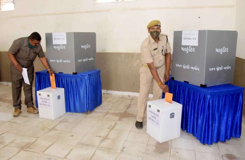 पुलिस अधिकारियों एवं कर्मचारियों ने किया डाक मत पत्रों से मतदान पुलिस अधिकारियों एवं कर्मचारियों ने किया डाक मत पत्रों से मतदान