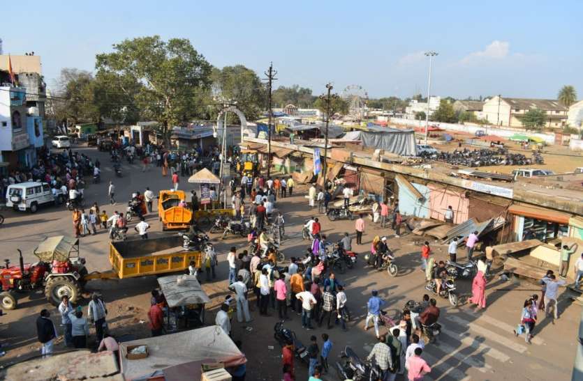 एक्शन में प्रशासन, रामलीला तिराहा भी अतिक्रमण मुक्त एक्शन में प्रशासन, रामलीला तिराहा भी अतिक्रमण मुक्त
