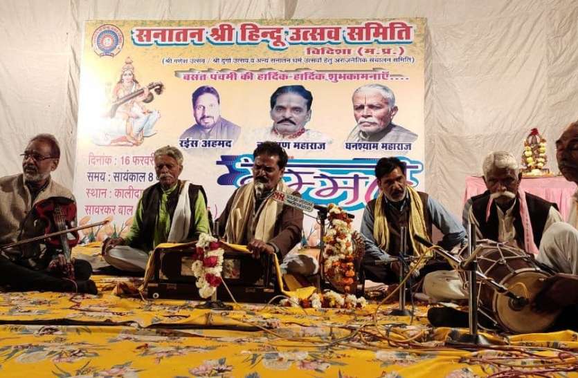 कैसे कान्हा पे राधा भरोसा करे...ओस के बीच गम्मत से भीगी रात कैसे कान्हा पे राधा भरोसा करे...ओस के बीच गम्मत से भीगी रात