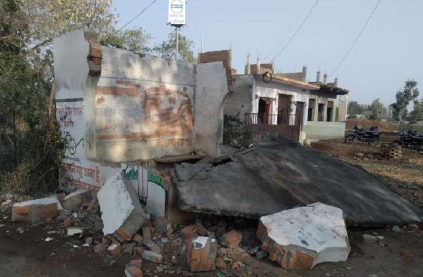 1_12.jpg दबंगों ने निजी स्वार्थ के चलते यात्री प्रतिक्षालय तोड़ा, सरकारी सम्पत्ति को पहुंचाया नुकसान