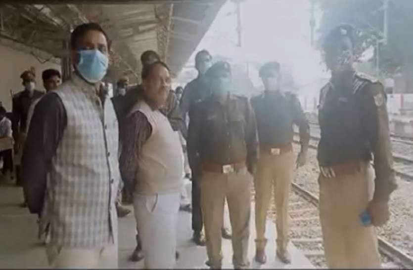 1_4.jpg रेल रोको आंदोलन के चलते प्रशासन अलर्ट, डीएम और एसपी रेलवे स्टेशन और रेलवे ट्रैक का किया मुआयना