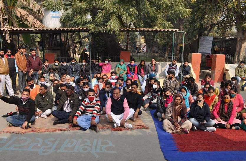कलक्टर के खिलाफ कर्मियों ने खोल दिया मोर्चा, किरकिरी होने पर लिया यू टर्न कलक्टर के खिलाफ कर्मियों ने खोल दिया मोर्चा, किरकिरी होने पर लिया यू टर्न
