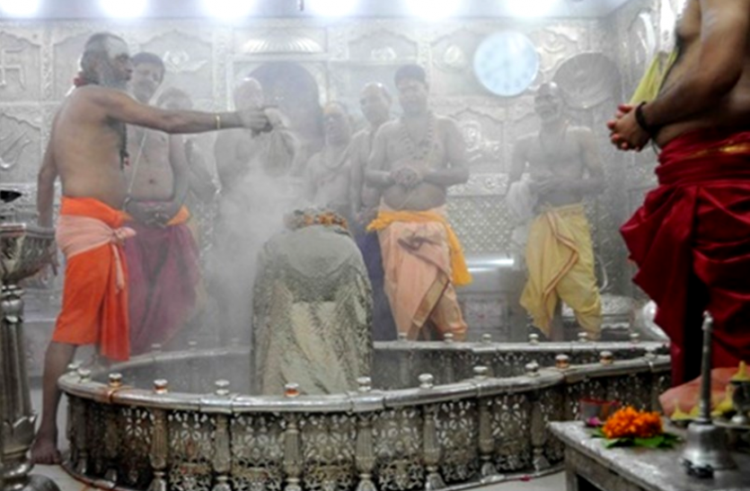news महाकाल मंदिर : इस बार महाशिवरात्रि पर भी भस्मारती में शामिल नहीं हो सकेंगे भक्त, बैठक में लिये गए ये फैसले