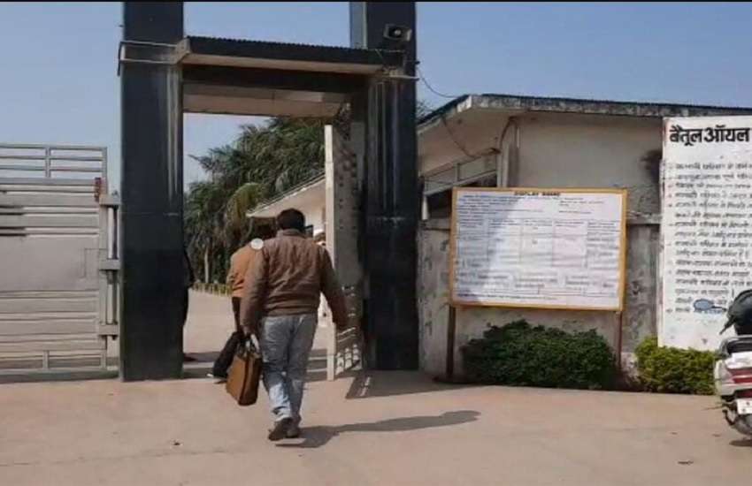 कांग्रेस विधाय निलय डागा की फैक्ट्री की जांच को जाते आयकर अधिकारी