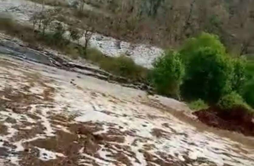 Unseasonal rains and hailstorms किसानों के अरमानों पर गिरे 'ओलेÓ, आफत की बारिश में फसलें हुई बर्बाद