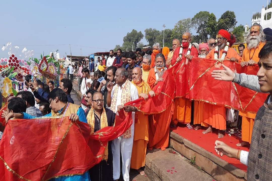 मां नर्मदा को 100 मीटर की चुनरी अर्पित 