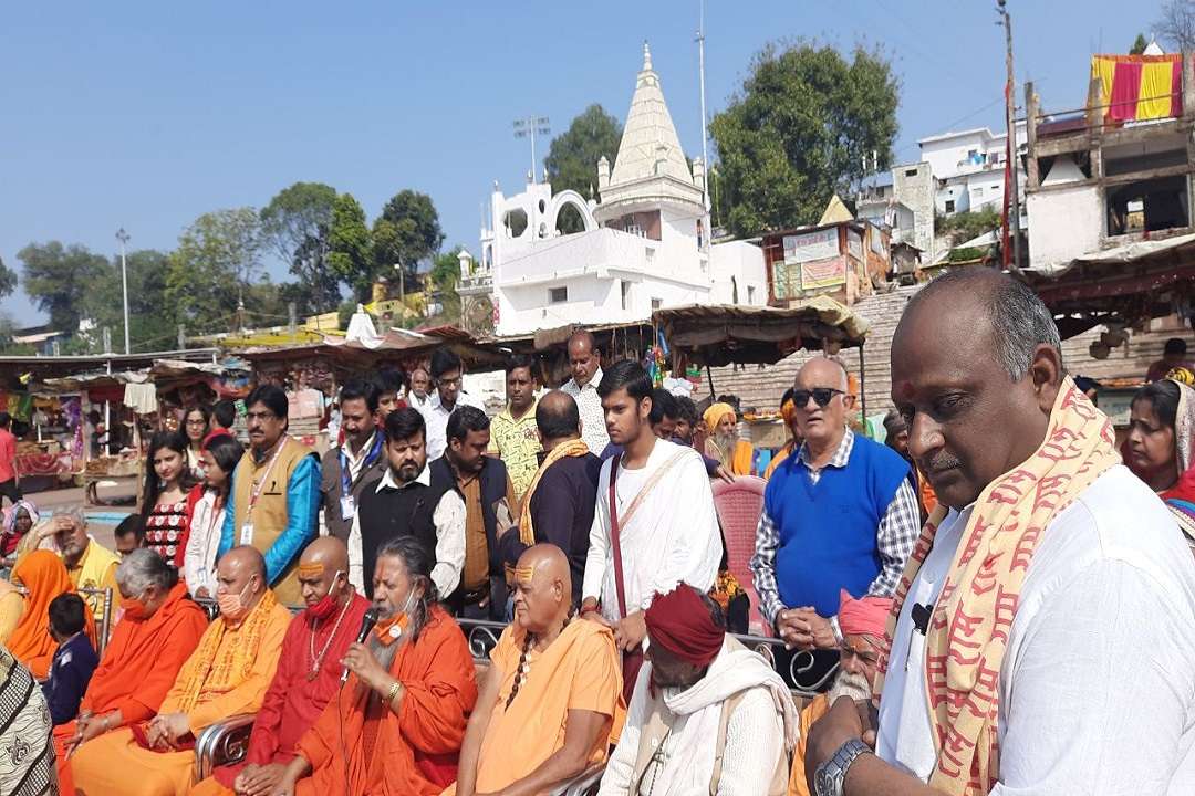 मां नर्मदा तट पर जुटे साधु-संत