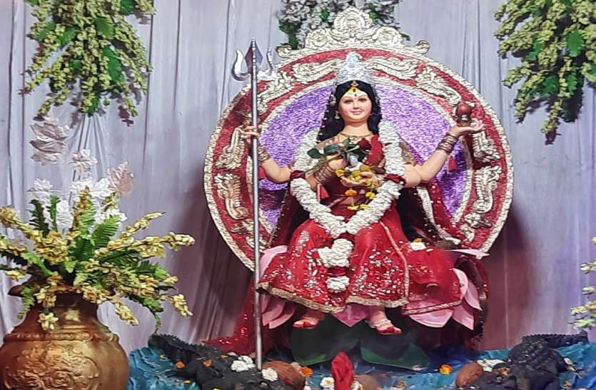 मां नर्मदा मां नर्मदा के जन्मोत्सव पर निकली शोभायात्रा, चढ़ाई गई आर-पार की चुनरी, देखें तस्वीरों में क्या-क्या चल रहा...
