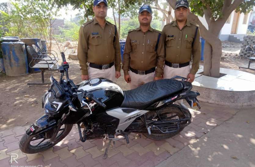 photo6156581408747924674.jpg बैंक मैनेजर के साथ हुई लूट का आरोपी गिरफ्तार, लूट का सामान जप्त