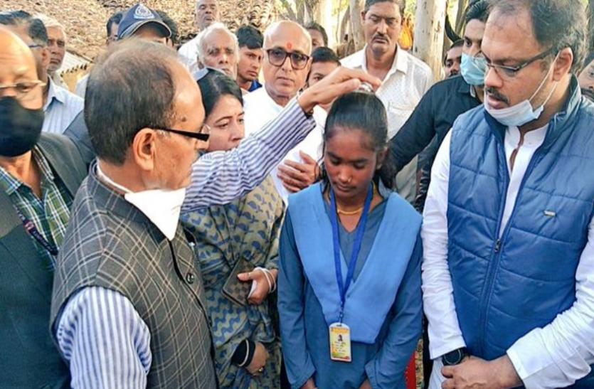 सीधी हादसा: शिवरानी के पढ़ाई का खर्च उठाएगी सरकार, हादसे के समय नहर में कूदकर बचाई थी दो लोगों की जान सीधी हादसा: शिवरानी के पढ़ाई का खर्च उठाएगी सरकार, हादसे के समय नहर में कूदकर बचाई थी दो लोगों की जान