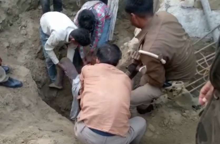 निर्माणाधीन पेट्रोल पंप पर बड़ा हादसा, अचानक मिट्टी ढहने से एक मजदूर की मौत, एक गम्भीर निर्माणाधीन पेट्रोल पंप पर बड़ा हादसा, अचानक मिट्टी ढहने से एक मजदूर की मौत, एक गम्भीर