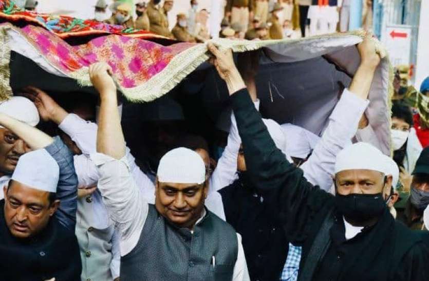 Congress president Sonia Gandhi presented a sheet in the dargah Chief Minister Gehlot presented akidat flowers by presenting a sheet Gandhi sought the peace, peace and prosperity in the country through a message Jaipur Ajmer On Thursday, Chief Minister Ashok Gehlot presented a chadar on behalf of Congress President Sonia Gandhi at the Dargah of Sufi Saint Khwaja Moinuddin Chisti. Asked for. Gehlot reached Ajmer in the afternoon. He offered a sheet on behalf of Congress President Sonia Gandhi to the Dargah of Khwaja Saheb. Chairman of the All India Congress Committee Minorities Department Nadeem Javed had reached Ajmer with a sheet from Delhi. The Chief Minister presented the chadar at the Dargah in the presence of Javed and State Congress President Govind Singh Dotasara. Minority Affairs Minister Saleh Mohammed, former MP Ashk Ali Tank, former minister Naseem Akhtar Insaf and other people's representatives were present during this period. On this occasion Nadeem Javed read out the message of Congress President Sonia Gandhi. कांग्रेस अध्यक्ष सोनिया गांधी की ओर से दरगाह में चादर पेश