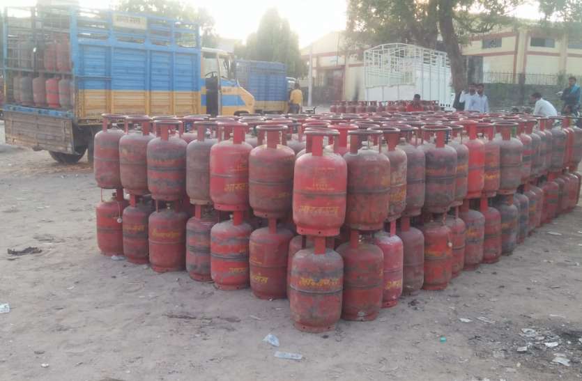 lpg gas पहले कोरोना ने आर्थिक रूप से तोड़ा, फिर सिलेंडर की गुपचुप सब्सिडी बंद, अब पेट्रोल-डीजल के दाम बेलगाम