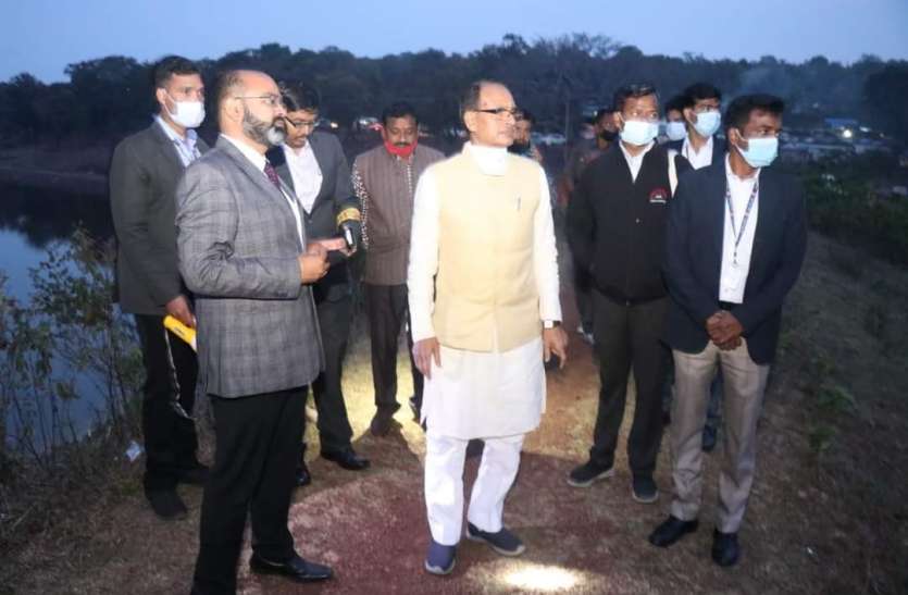 Chief Minister inspects Gayatri and Savitri ponds, directs to free enc मुख्यमंत्री ने गायत्री और सावित्री सरोवरों का किया निरीक्षण, सरोवरों को अतिक्रमणमुक्त करने दिए निर्देश