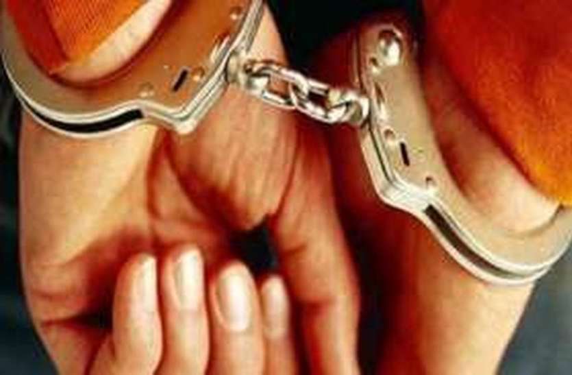 arrest.jpg गांजा तस्कर, समेत तीन आरोपी गिरफ्तार, दो अवैध तमंचा, दो बाइक सहित करीब डेढ़ किलो गांजा बरामद