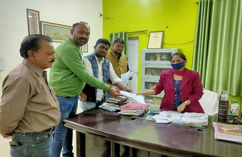 एसडीएम दीप्ति को ज्ञापन सौंपते एनएसयूआई कार्यकर्ता