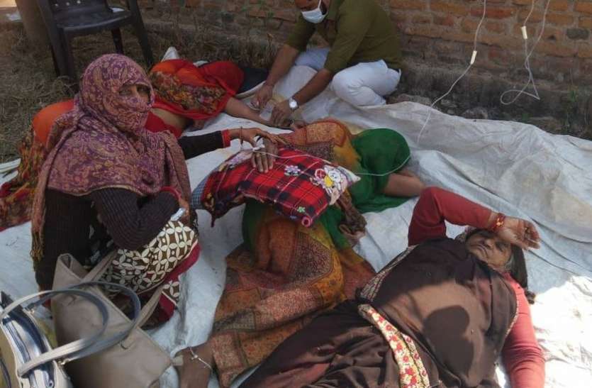 Breaking : फूड पॉइजनिंग से 50 से ज्यादा लोग बीमार, डॉक्टरों की टीम पहुंची, देखें VIDEO Breaking : फूड पॉइजनिंग से 50 से ज्यादा लोग बीमार, डॉक्टरों की टीम पहुंची, देखें VIDEO
