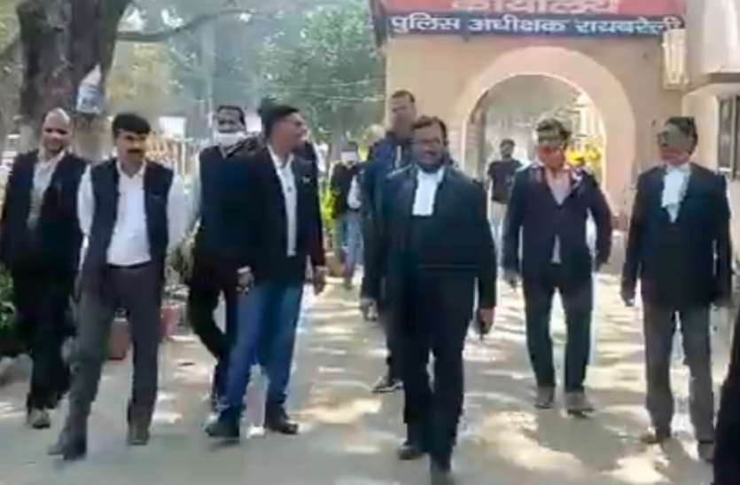 वकीलों ने पेशकार के खिलाफ प्रशासन से की कार्रवाई की मांग,पुलिस ने दर्ज की एफआईआर वकीलों ने पेशकार के खिलाफ प्रशासन से की कार्रवाई की मांग,पुलिस ने दर्ज की एफआईआर