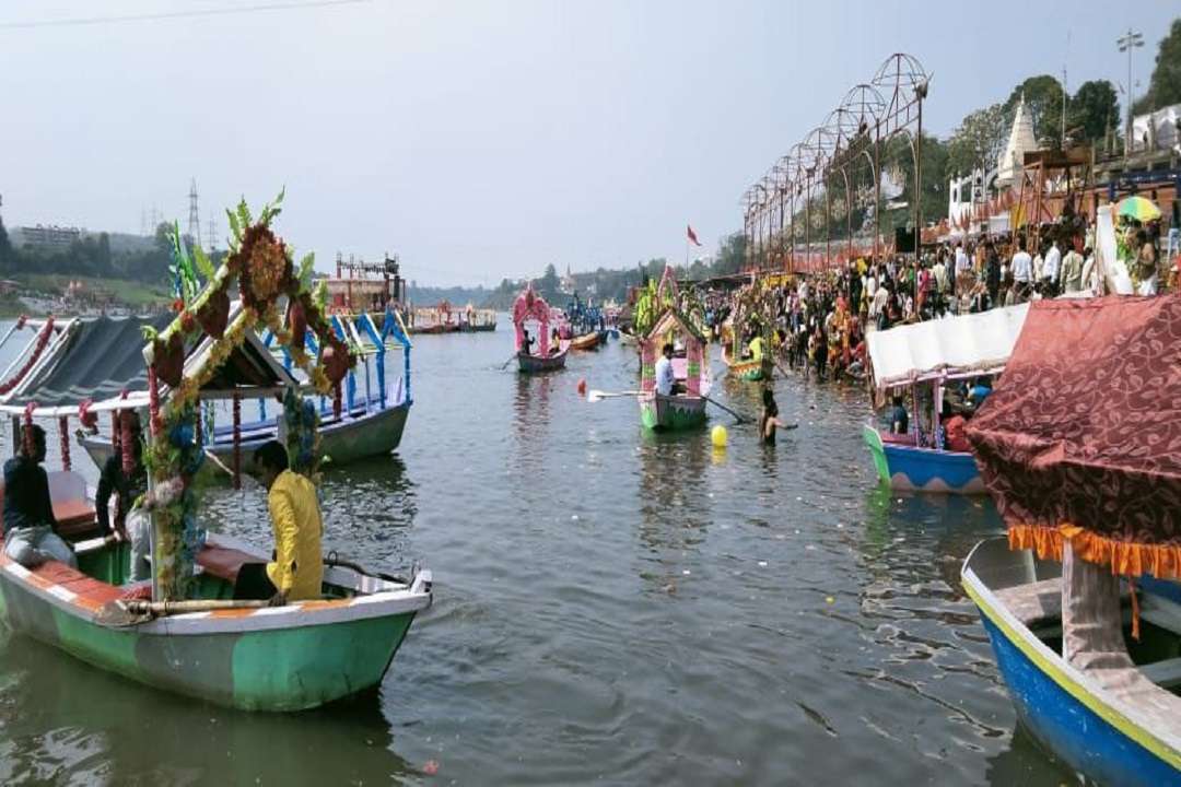मां नर्मदा जयंती पर स्नान-दान, नौका विहार
