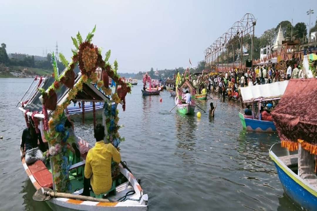 मां नर्मदा जयंती पर स्नान-दान, नौका विहार