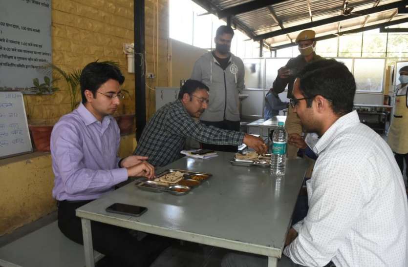 कलक्टर-आयुक्त ने चखा इंदिरा रसोई के भोजन का स्वाद कलक्टर-आयुक्त ने चखा इंदिरा रसोई के भोजन का स्वाद