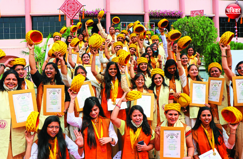 00_2.png बेटा कलेक्टर या तहसीलदार बन गया तो बढ़ जाती है दहेज की डिमांड