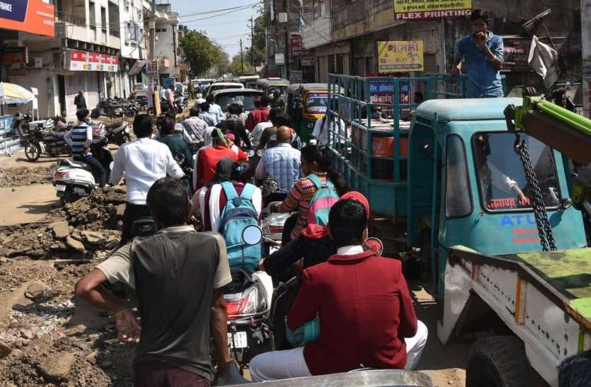 शहर में सीवरेज के काम से हर जगह जाम शहर में सीवरेज के काम से हर जगह जाम