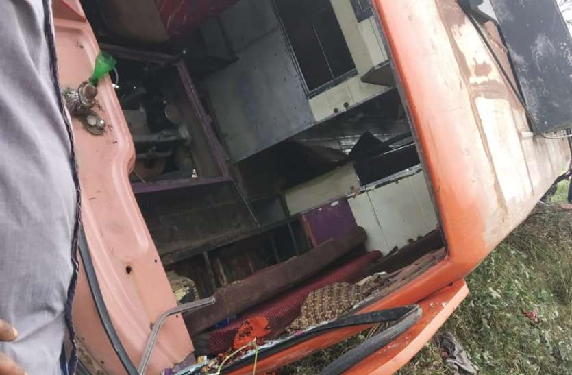 Passengers in the crashed bus were twice the capacity दुर्घटनाग्रस्त बस मेंं सवार थे क्षमता से दुगने यात्री