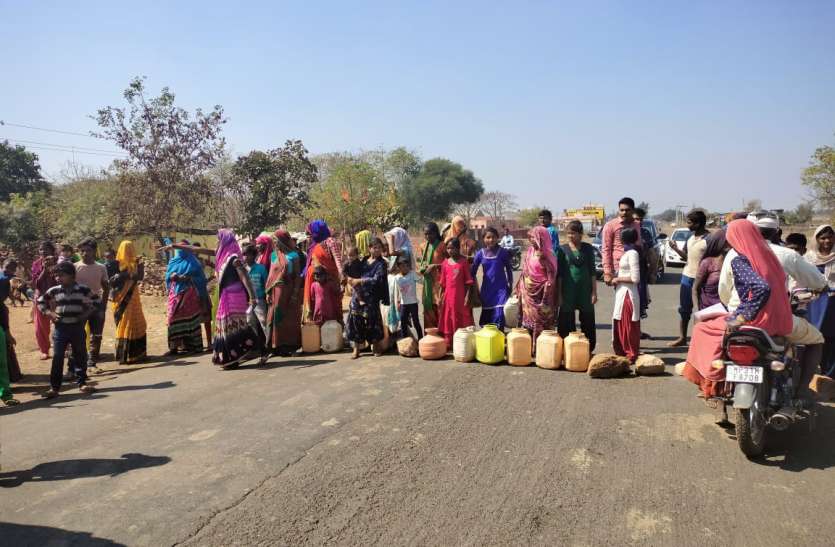 आदिवासी महिलाओं ने जनपद कार्यालय घेरा, हाइवे किया जाम आदिवासी महिलाओं ने जनपद कार्यालय घेरा, हाइवे किया जाम