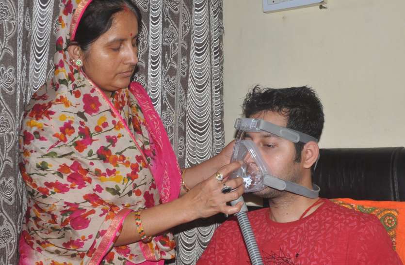 बेटे की सांसों पर पहरा देकर बैठी मां की अटूट प्रार्थनाएं बेटे की सांसों पर पहरा देकर बैठी मां की अटूट प्रार्थनाएं