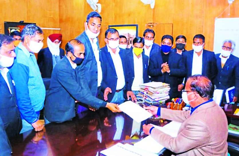 अधिवक्ता दंपत्ती पर हमले का विरोध, बार संघ पदाधिकारियों ने कलक्टर से मिलकर मांगों से करवाया अवगत अधिवक्ता दंपत्ती पर हमले का विरोध, बार संघ पदाधिकारियों ने कलक्टर से मिलकर मांगों से करवाया अवगत