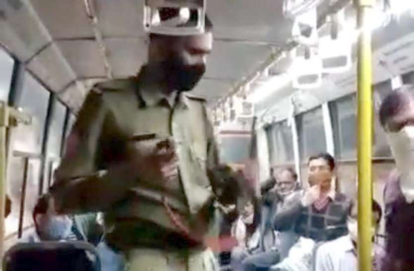 a10.jpg बस में टिकट मांगा तो कांस्टेबल ने बैल्ट उतारी और कहा: तेरी गर्मी निकाल दूंगा, वीडियो वायरल