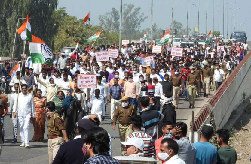 कुन्हाड़ी क्षेत्र से गुजरती पदयात्रा कांग्रेस ने किसानों के समर्थन में निकाली पदयात्रा
