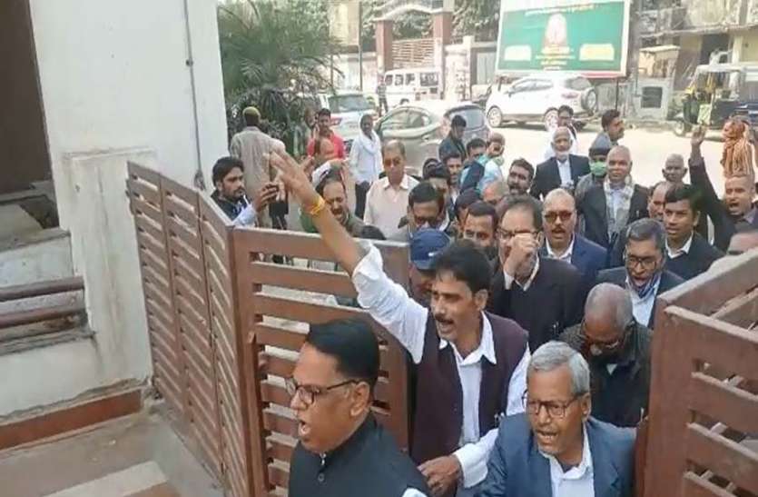 azamgarh news योगी सरकार के खिलाफ सड़क पर उतरे अधिवक्ता, सुरक्षा के लिए की कानून बनाने की मांग