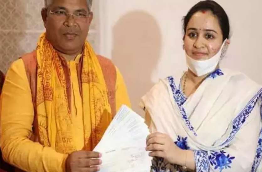 अपर्णा यादव ने राम मंदिर निर्माण के लिए चेक से दिए 11.11 लाख रुपए का दान अपर्णा यादव ने राम मंदिर निर्माण के लिए चेक से दिए 11.11 लाख रुपए का दान